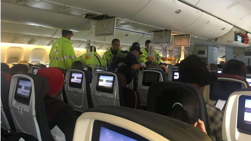 Turbulência fez com que se soltassem as máscaras de oxigénio no avião da Air Canada