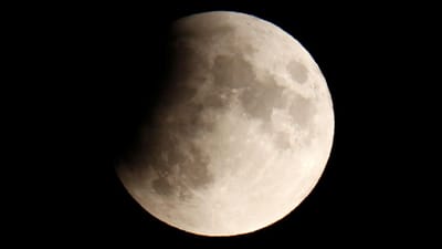 As imagens do eclipse parcial da Lua um pouco por todo o Mundo - TVI
