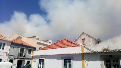 Lisboa: incêndio em Carnide obriga a retirar moradores e evacuar creche - TVI