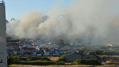 Mais de 50 operacionais combateram incêndio na Amadora - TVI