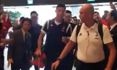 VÍDEO: loucura na chegada de Ronaldo a Singapura - TVI