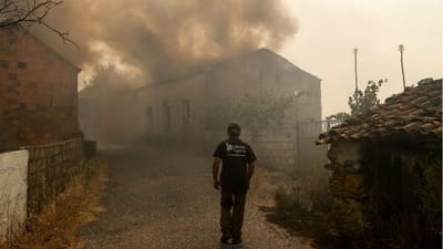 Fogo começa a ceder, depois de queimar casas e fazer 31 feridos - TVI