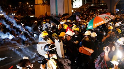 Pelo menos 49 detidos no segundo dia de confrontos em Hong Kong - TVI