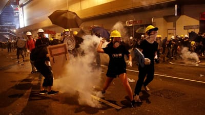 Polícia de Hong Kong lança gás lacrimogéneo e balas de borracha contra manifestantes - TVI