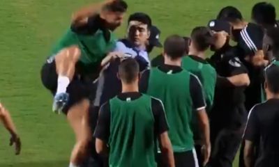 VÍDEO: Ronaldo salta para cima de polícia após invasão de adepto - TVI