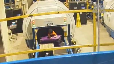 Bebé ferido após subir para tapete de bagagens do aeroporto - TVI