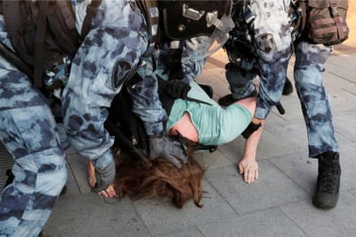 UE considera "preocupante" detenções e ataques em Moscovo contra a oposição - TVI