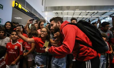 Benfica recebido com entusiasmo à chegada a Portugal - TVI