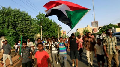 Sudão: milhares de estudantes nas ruas e negociações suspensas - TVI
