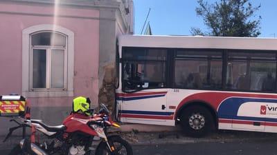 Passageiros presos depois de autocarro chocar com edifício em Queluz - TVI