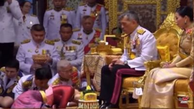 Rei da Tailândia coroa amante de "concubina real" à frente da esposa - TVI