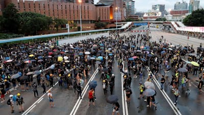 Hong Kong volta a ser palco de violento protesto com 29 detenções - TVI