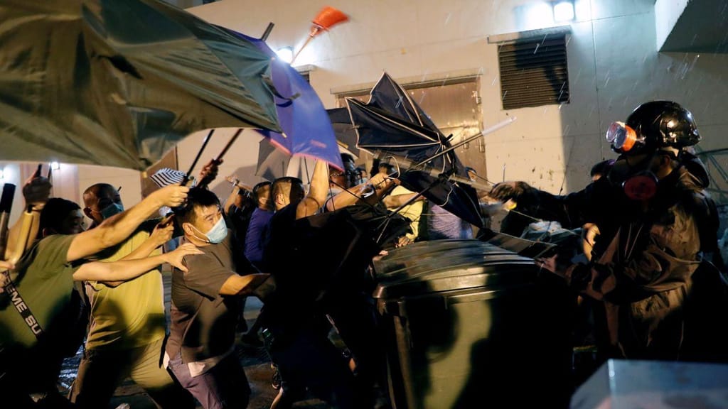 Hong Kong vive mais uma noite de confrontos violentos