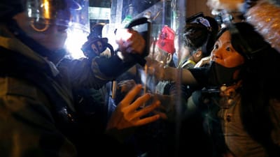 Polícia lança granadas de gás lacrimogéneo contra manifestantes em Hong Kong - TVI