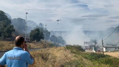 Incêndio deflagra junto ao Hospital Garcia de Orta em Almada - TVI