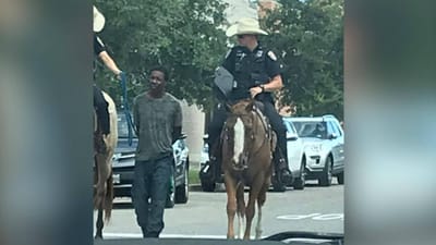 Polícias a cavalo transportam negro com uma corda nos EUA - TVI