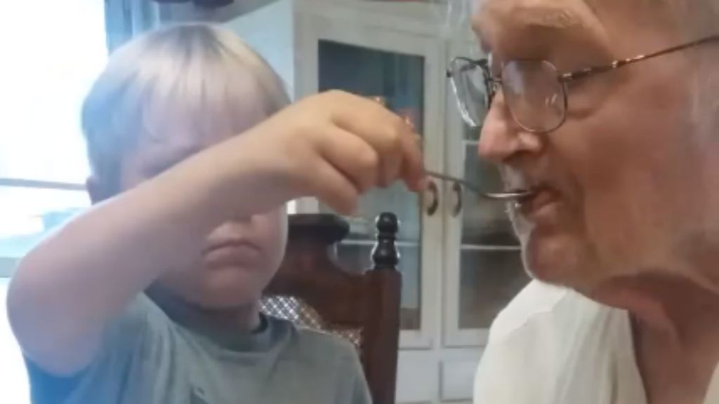 Criança de 6 anos ajuda avô com Alzheimer em tarefas diárias