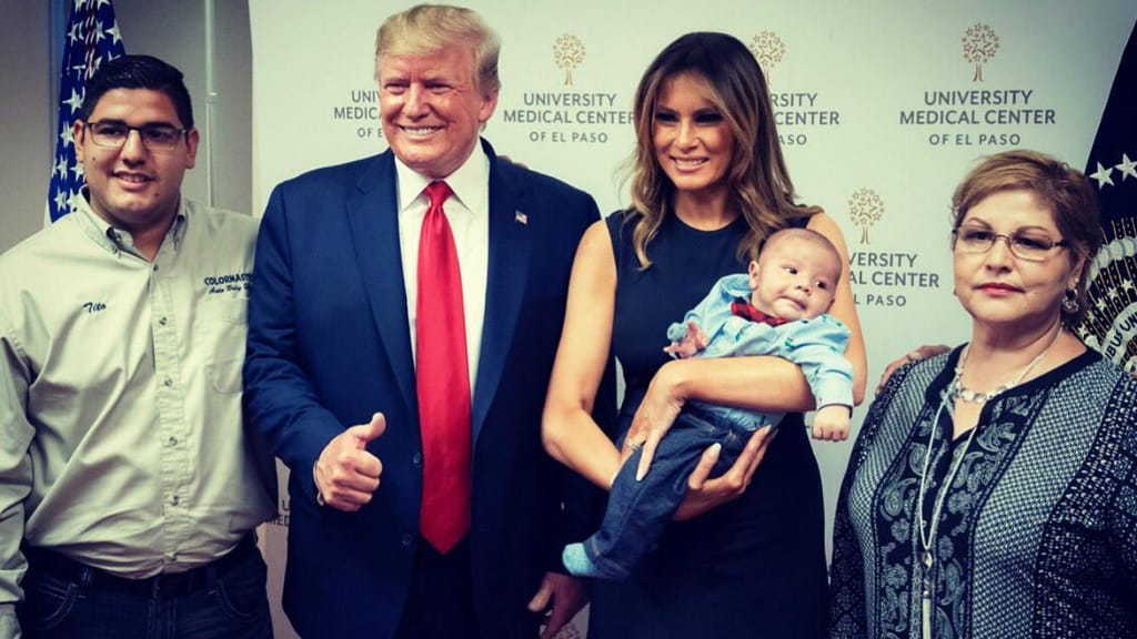Donald e Melania Trump com o bebé órfão de El Paso