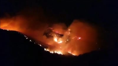 Mais de mil pessoas abandonam as suas casas por causa de fogo nas Canárias - TVI