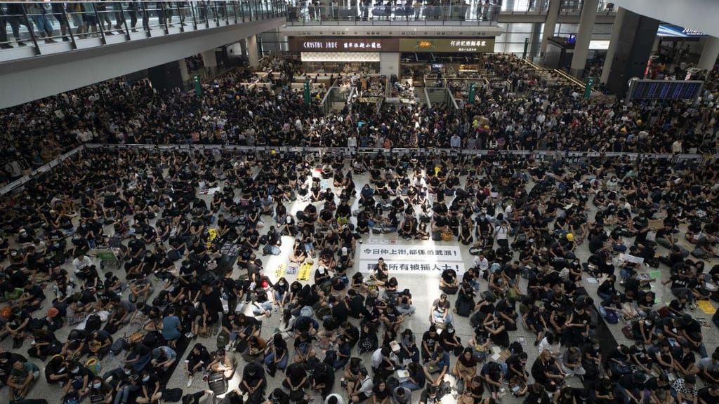 Manifestantes invadem aeroporto de Hong Kong