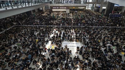 Manifestantes invadem aeroporto de Hong Kong e obrigam a cancelar todos os voos - TVI