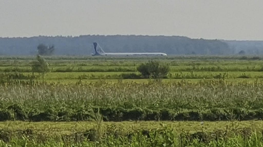 Avião da Ural Airlines aterrou de emergência num campo de milho próximo de um dos aeroportos de Moscovo