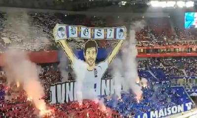 VÍDEO: o tributo fantástico da claque do Lyon ao regressado Juninho - TVI