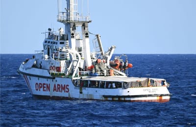 Navio "Open Arms" resgata 219 migrantes nas últimas 24 horas - TVI