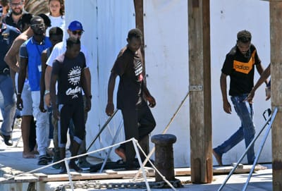 Procurador italiano ordena desembarque imediato dos migrantes a bordo do Open Arms - TVI