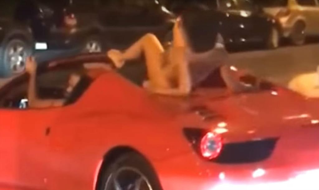 Mulher vai nua no topo de um Ferrari (reprodução YouTube)