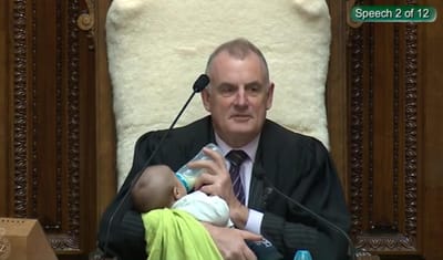 Presidente do parlamento da Nova Zelândia embala bebé durante debate - TVI
