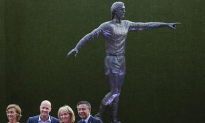 FOTO: Camp Nou já tem estátua de Johan Cruyff - TVI