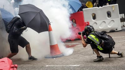 Polícia de Hong Kong lança gás lacrimogéneo sobre manifestantes - TVI
