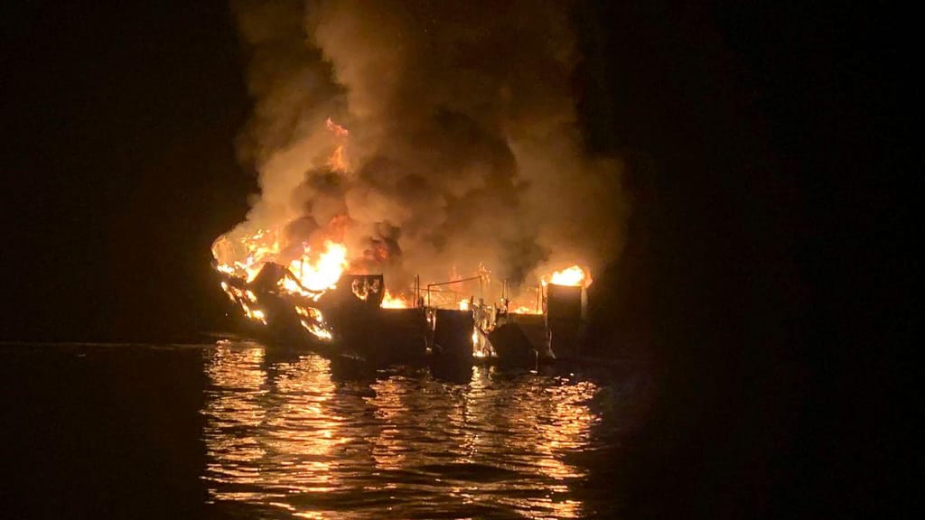 Barco incendeia-se com 38 pessoas a bordo