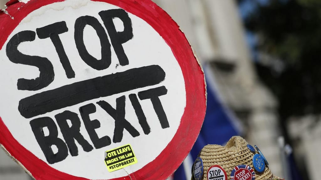 "Stop the Coup": centenas manifestam-se contra o Brexit em Londres