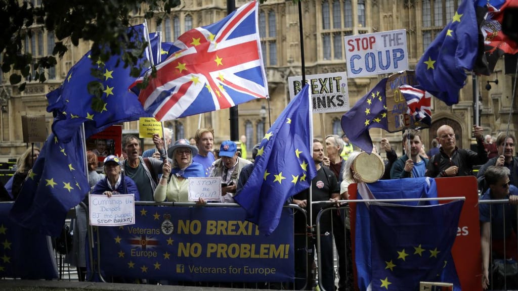 "Stop the Coup": centenas manifestam-se contra o Brexit em Londres