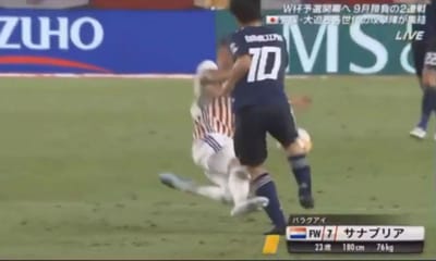 VÍDEO: Nakajima brinca com a bola em jogo e sofre entrada «assassina» - TVI