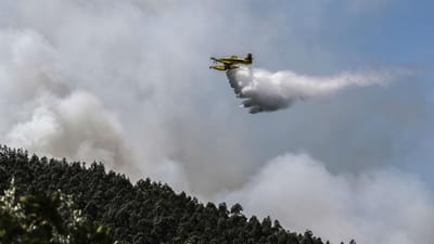 Oito meios aéreos combateram incêndio em Santiago do Cacém - TVI