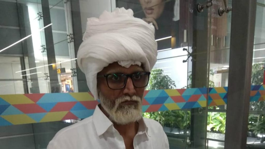Homem disfarça-se de idoso em aeroporto indiano