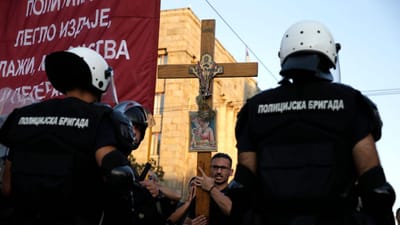 Polícia intervém durante realização de parada gay na Sérvia - TVI