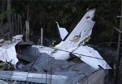Avião cai em bairro habitacional e faz sete mortos na Colômbia - TVI