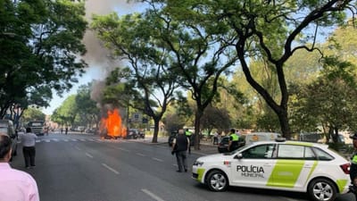 Vídeo: carro a arder na Rua Castilho, em Lisboa - TVI