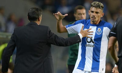 VÍDEO: cabeça de Tiquinho Soares dá vantagem ao FC Porto - TVI