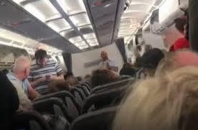 Passageiros oferecem dinheiro a tripulantes do último voo da Thomas Cook que perderam emprego - TVI