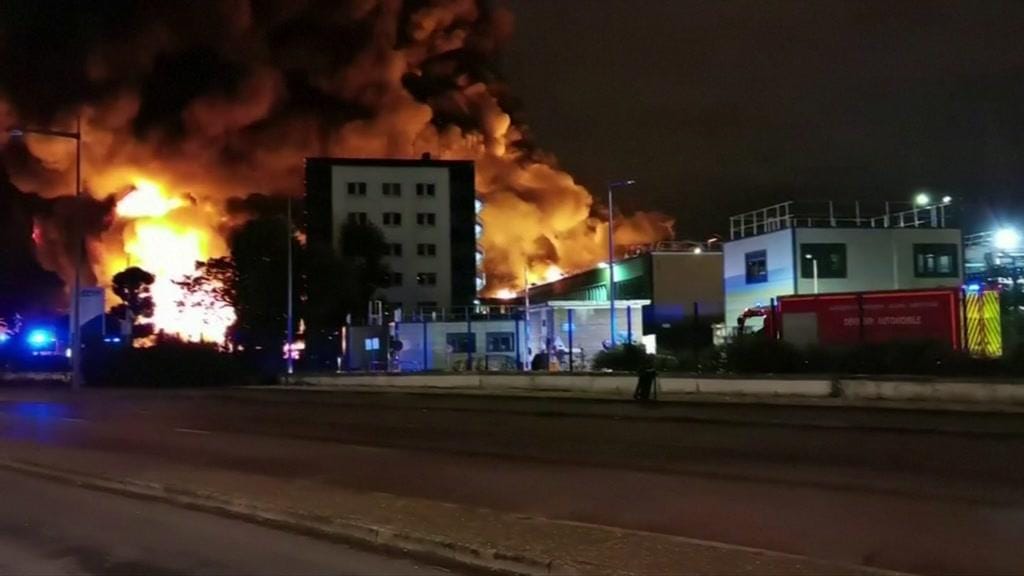 Fogo de "violência extrema" destrói fábrica de produtos químicos em França