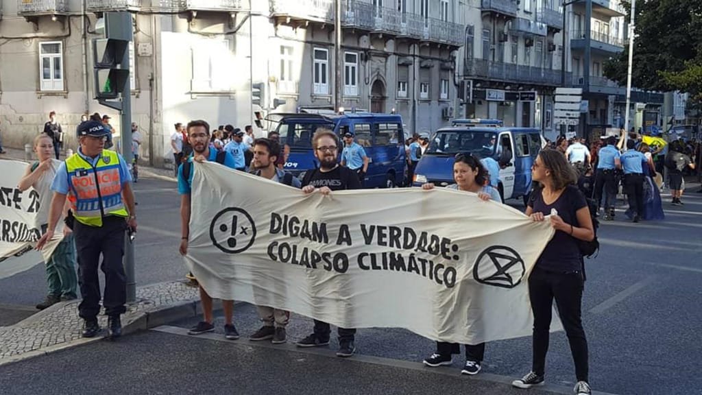 Ambientalistas cortam Avenida Almirante Reis em Lisboa