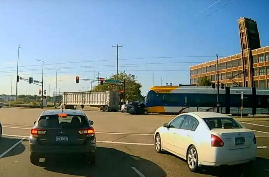 SUV é apanhado por comboio (reprodução YouTube)