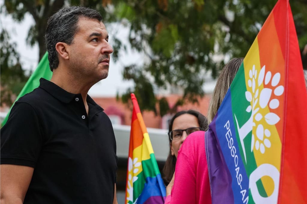 André Silva durante a ação de campanha "Pergunta ao PAN" no mercado de Coimbra