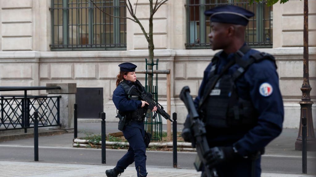 Homem mata quatro agentes na sede da polícia em Paris