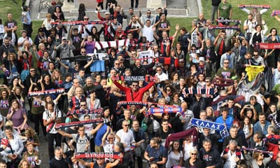 FOTOS: adeptos de Bolonha e Lazio juntos em apoio a Mihajlovic - TVI